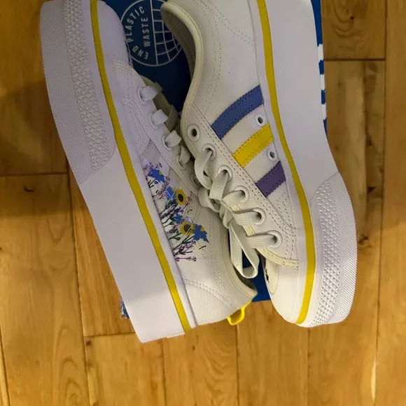 Addias nizza girls 5 1/2