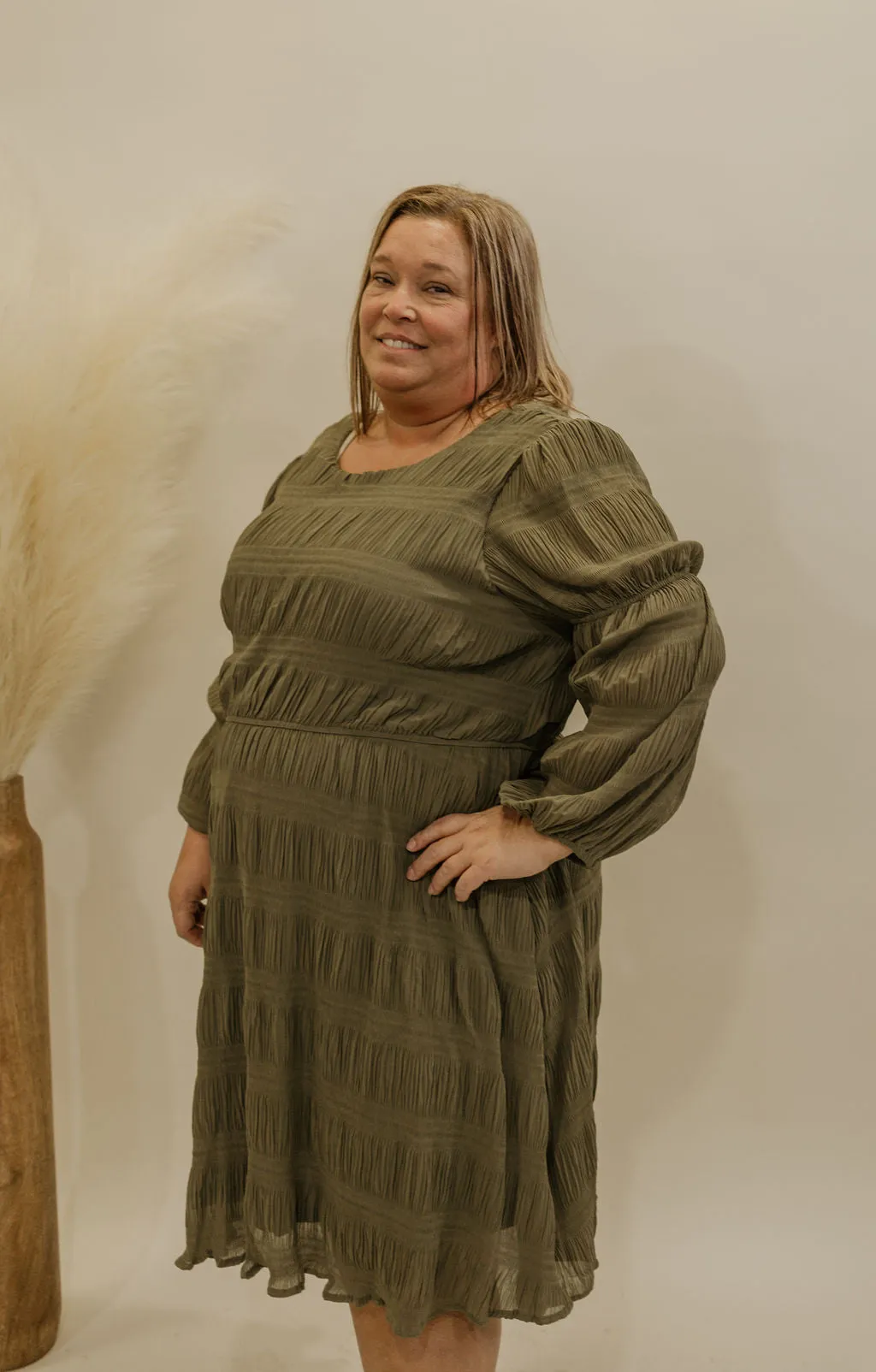 NEVEAH CURVY/REG OLIVE CRINKLED LONG SLEEVE SHORT DRESS