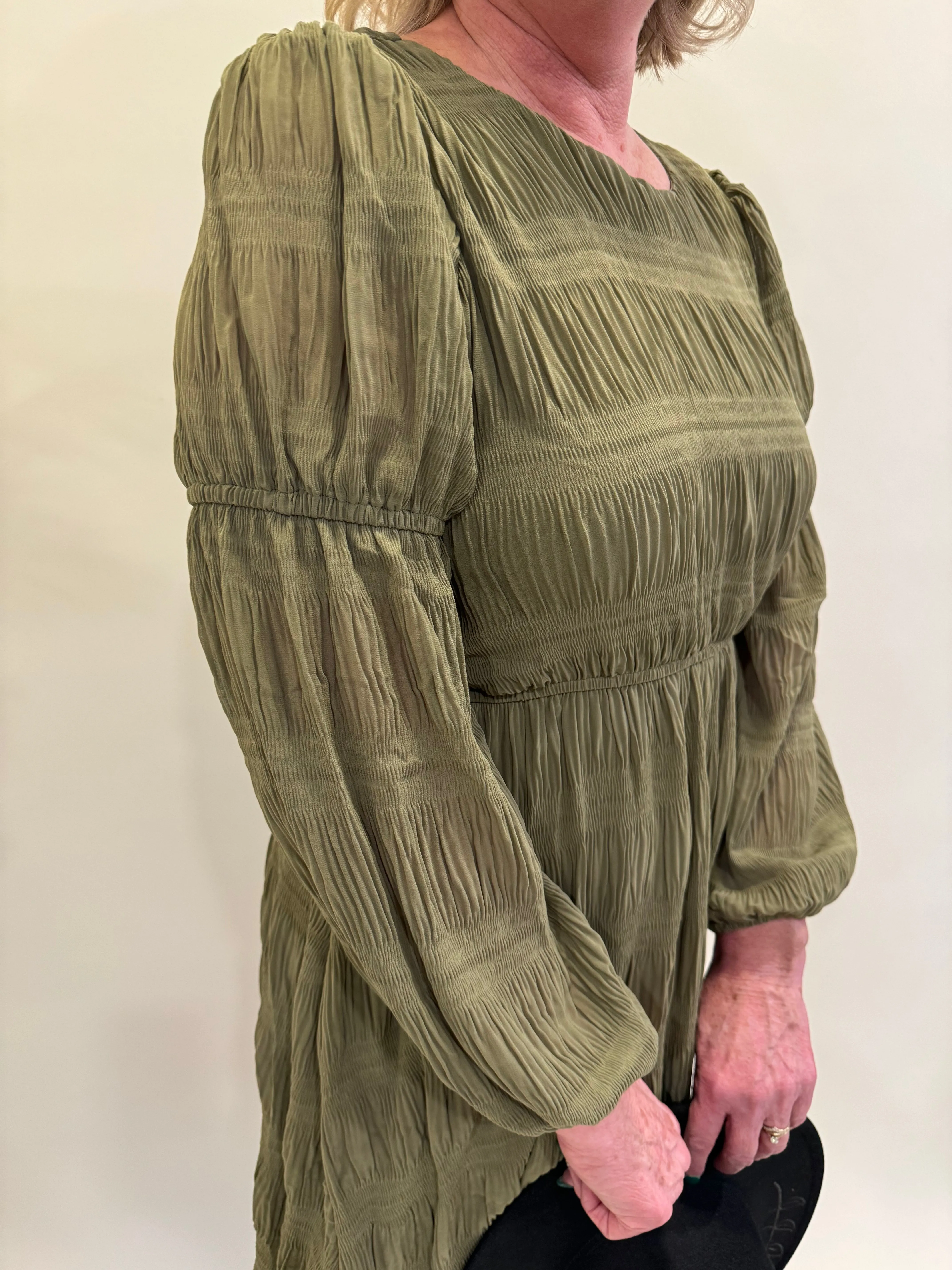NEVEAH CURVY/REG OLIVE CRINKLED LONG SLEEVE SHORT DRESS
