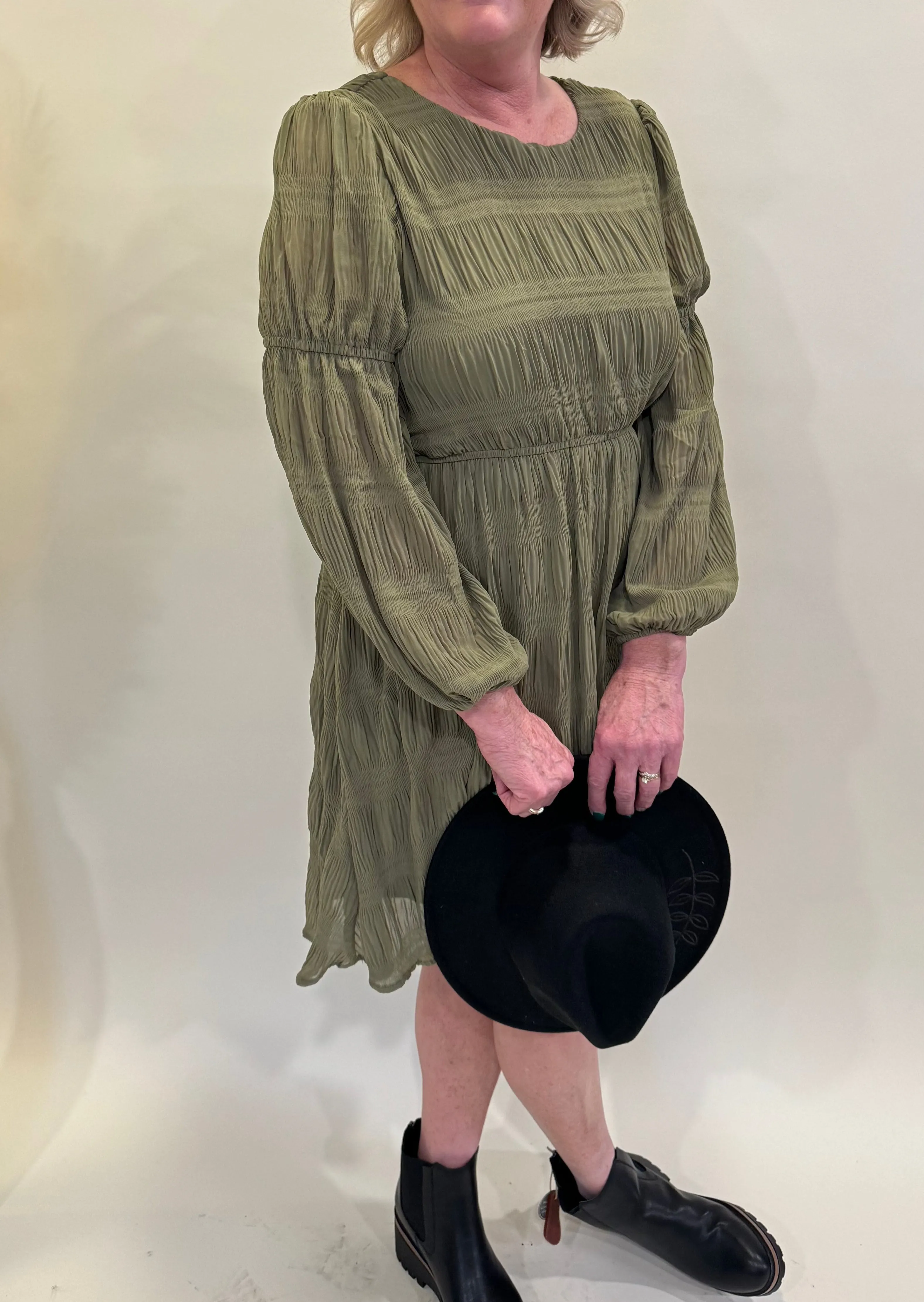 NEVEAH CURVY/REG OLIVE CRINKLED LONG SLEEVE SHORT DRESS