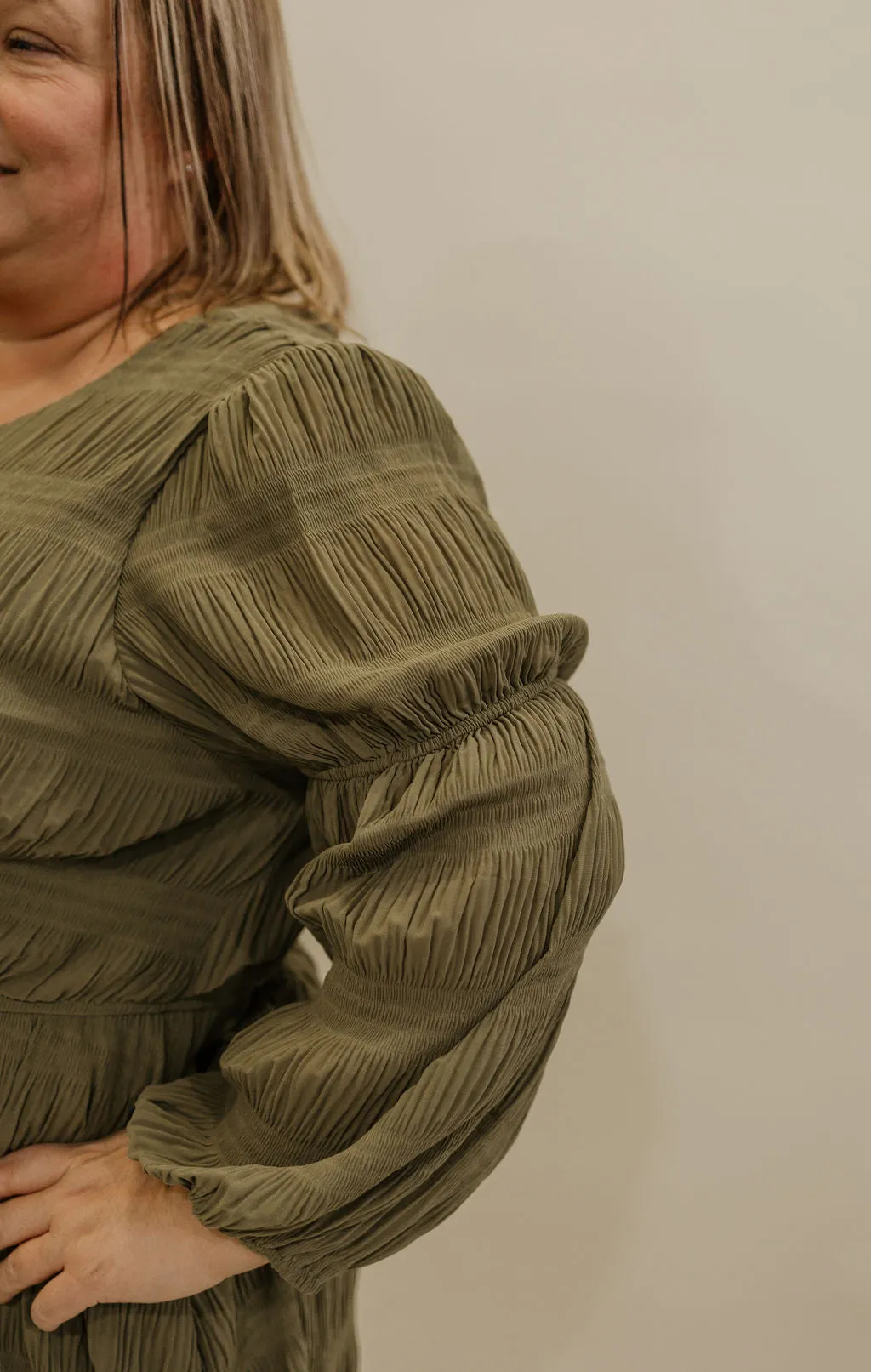 NEVEAH CURVY/REG OLIVE CRINKLED LONG SLEEVE SHORT DRESS