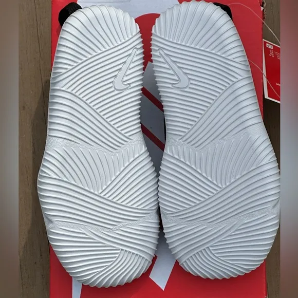 NEW Nike Unisex Aqua Sock 360 (Black / White) - Little Toddler Size 10C