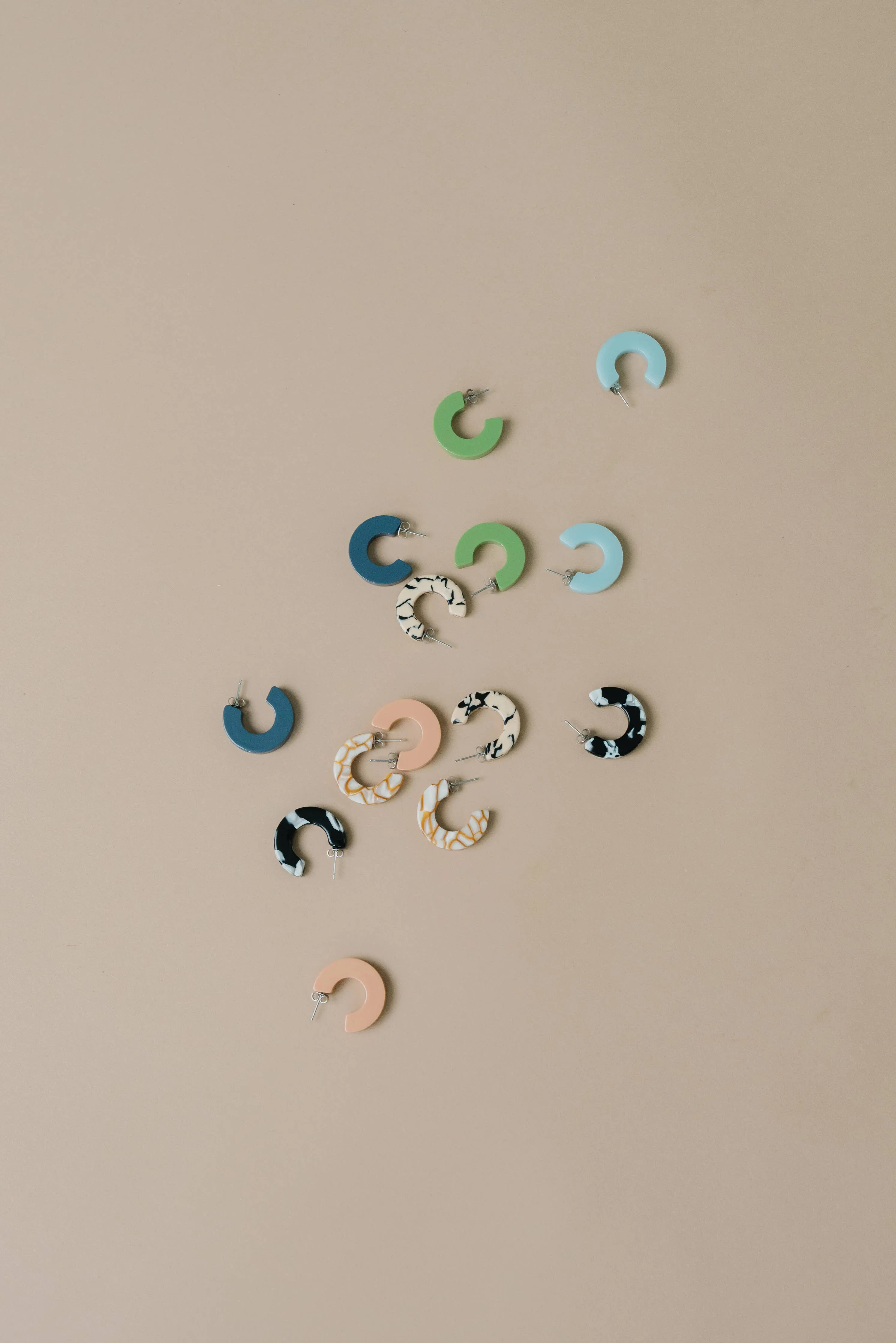 Ray Chunky Hoop Earrings: Tiger Green